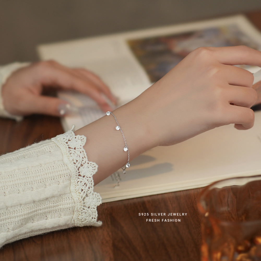 Pulsera americana con dijes de plata y diamantes