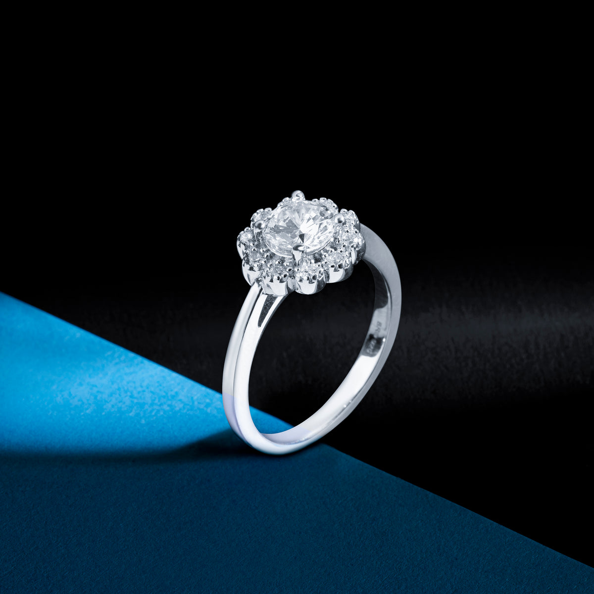 Strahlender Ring in Blumenform aus Sterlingsilber 