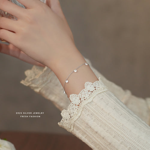 Pulsera americana con dijes de plata y diamantes